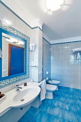 Pietrablu Resort & SPA - Wohnbeispiel Badezimmer Suite (Zimmercodierung WB1)