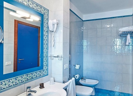 Pietrablu Resort & SPA - Wohnbeispiel Badezimmer Suite (Zimmercodierung WB1)