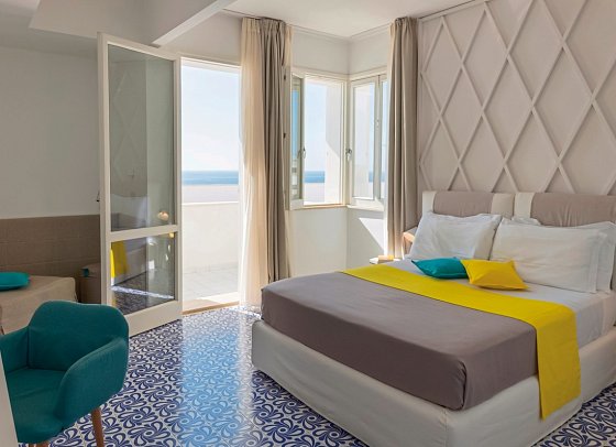Grand Hotel Riviera - Wohnbeispiel Doppelzimmer Superior seitl. Meerblick (Zimmercodierung DSN)