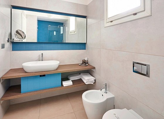 Grand Hotel Riviera - Wohnbeispiel Badezimmer Superior seitl. Meerblick (Zimmercodierung DSN)