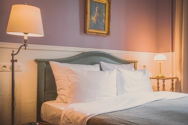 HENRI Hotel Berlin Kurfürstendamm - Wohnbeispiel Doppelzimmer Kabinett (Zimmercodierungen DB1, DB2, DB3, EB1, EB2, EB3, EB4 & EB5)