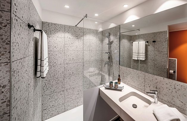 LOGINN Hotel Berlin Airport - Beispiel Bad (Zimmercodierungen DS1 & DS2)