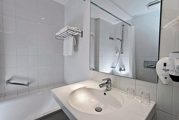 Wyndham Garden Potsdam - Beispiel Bad Doppelzimmer (Zimmercodierungen DB1 & DC1)