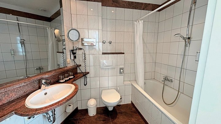 Wyndham Garden Berlin Mitte - Beispiel Bad Dreibettzimmer (Zimmercodierung TB1)