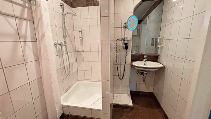 Wyndham Garden Berlin Mitte - Beispiel Bad Einzelzimmer Standard (Zimmercodierung EB1)