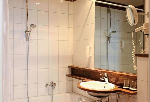 Wyndham Garden Berlin Mitte - Beispiel Bad Doppelzimmer Standard (Zimmercodierung DB1)