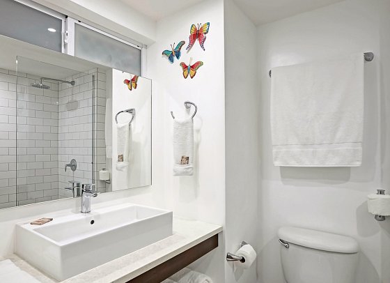 Butterfly Beach Hotel - Badbeispiel (Zimmercodierungen SD1, SD2 & SD3)