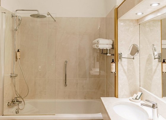 Hôtel L'Alivi - Badbeispiel Double Room Privilege (Zimmercodierung DR1)
