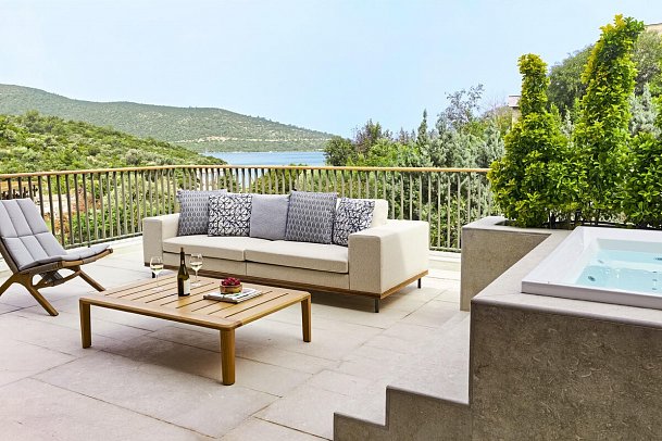 Hyde Bodrum - Beispiel Terrasse Suite Headliner 1 Schlafzimmer mit Jacuzzi (Zimmercodierung WM2)