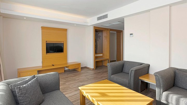 Aquasis De Luxe Resort & Spa - Wohnbeispiel Familienzimmer Lake House 3 Räume (Zimmercodierung FD2)