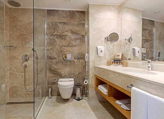 Aquasis De Luxe Resort & Spa - Beispiel Bad (Zimmercodierungen DDL, DC2, DDM, DC4, DBI, DC3, DBP, DCP, U1Q, DB1, DC5, FE1, FD1, FD2, JD1, DP1 & DC1)