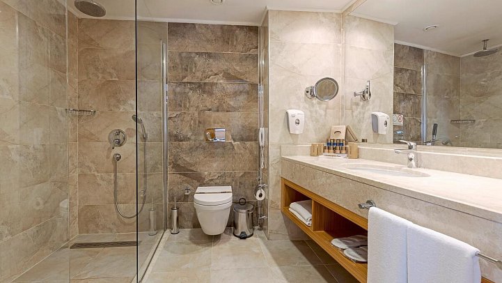 Aquasis De Luxe Resort & Spa - Beispiel Bad (Zimmercodierungen DDL, DC2, DDM, DC4, DBI, DC3, DBP, DCP, U1Q, DB1, DC5, FE1, FD1, FD2, JD1, DP1 & DC1)