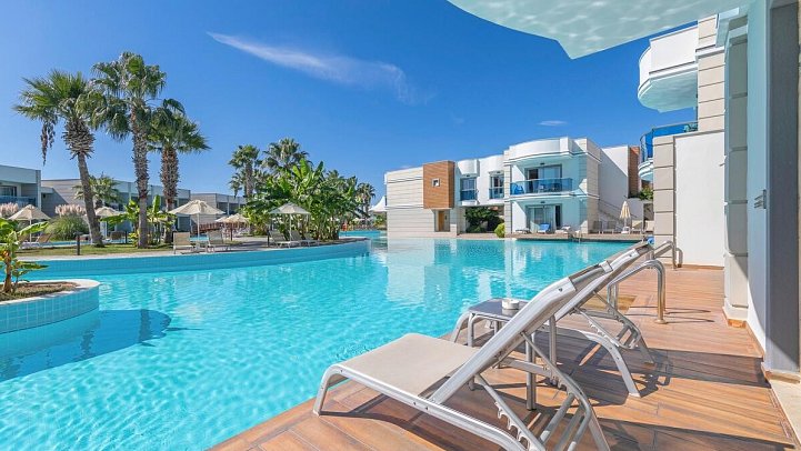Aquasis De Luxe Resort & Spa - Beispiel Terrasse Doppelzimmer Lake House Swim Up (Zimmercodierung U1Q)