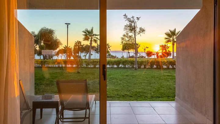 Aquasis De Luxe Resort & Spa - Beispiel Terrasse Doppelzimmer Sunset Terrasse (Zimmercodierungen DB1 & DC5)