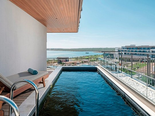 Anda Barut Collection - Wohnbeispiel Penthouse Suite Privatpool Meerblick (Zimmercodierungen DB2 & DB4)