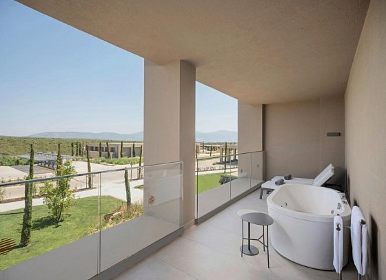 Akra Didim - Beispiel Terrasse Doppelzimmer Deluxe Gartenblick mit Jacuzzi (Zimmercodierungen DD4 & DC4)