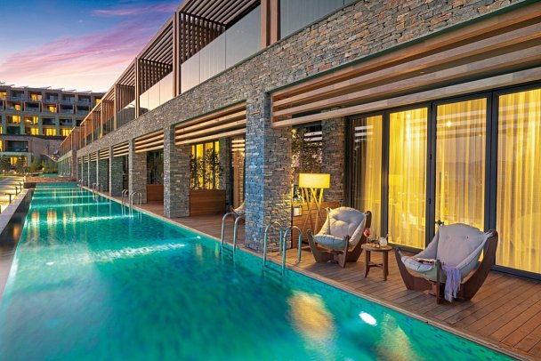 Lujo Bodrum - Beispiel Terrasse Doppelzimmer Deluxe Laguna Swim Up seitl. Meerblick (Zimmercodierungen DDQ & DCQ)