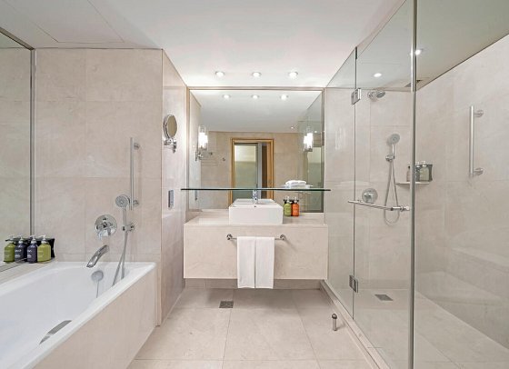Holiday Inn Bangkok Silom - Badbeispiel Premium (Zimmercodierung UM2)