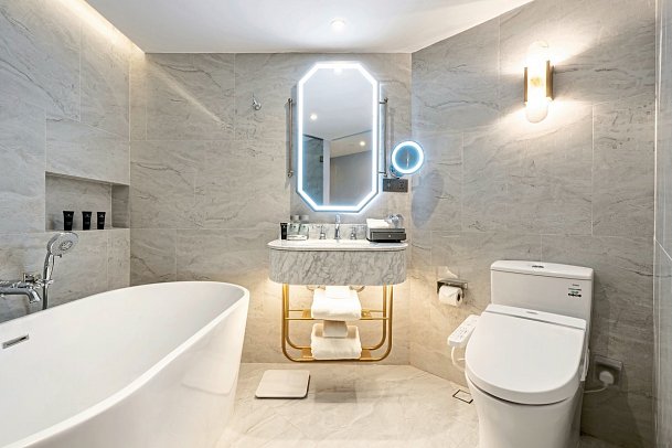 The Salil Hotel Riverside Bangkok - Badbeispiel Deluxe Pool View Corner (Zimmercodierung UD2)