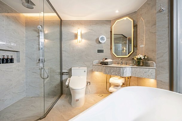 The Salil Hotel Riverside Bangkok - Badbeispiel Deluxe Pool View (Zimmercodierung UDP)