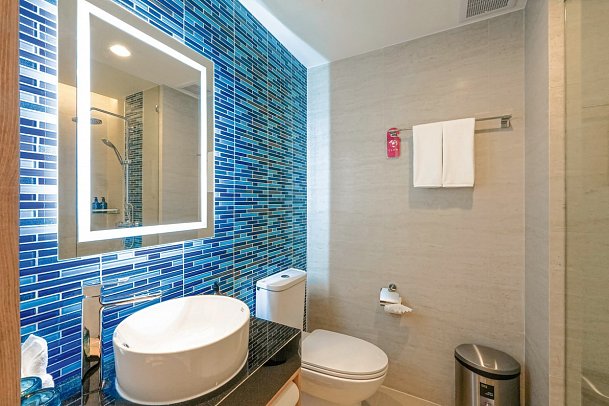 GLOW Bangkok Riverside - Badbeispiel Deluxe (Zimmercodierung UD1)