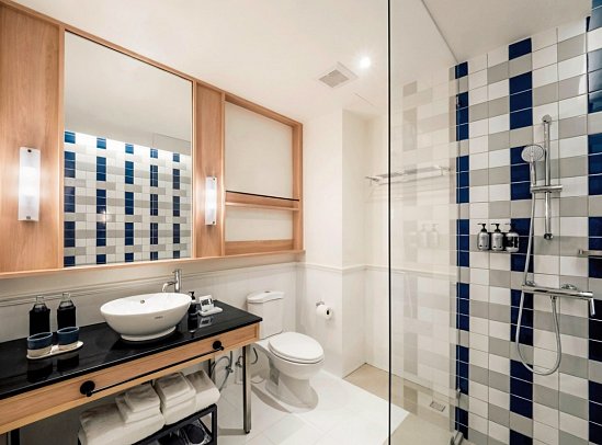 The StandardX Bangkok Phra Arthit - Wohnbeispiel Badezimmer (Zimmercodierungen UB1, UB2, UG1 & UD1)