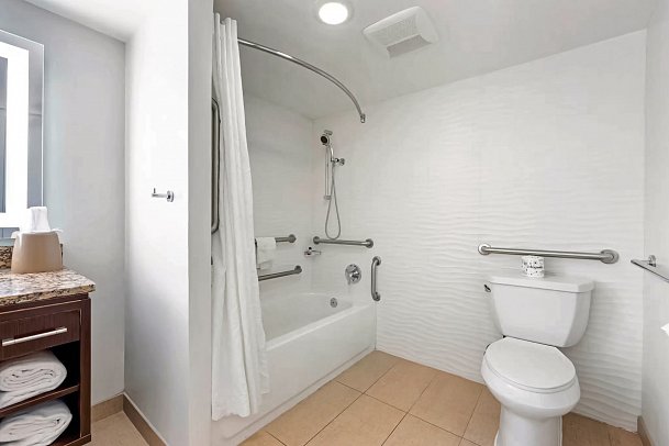 The Capitol Hotel Downtown, Ascend Hotel Collection - Wohnbeispiel Badezimmer, Two Queen beds (Zimmercodierung UG4)