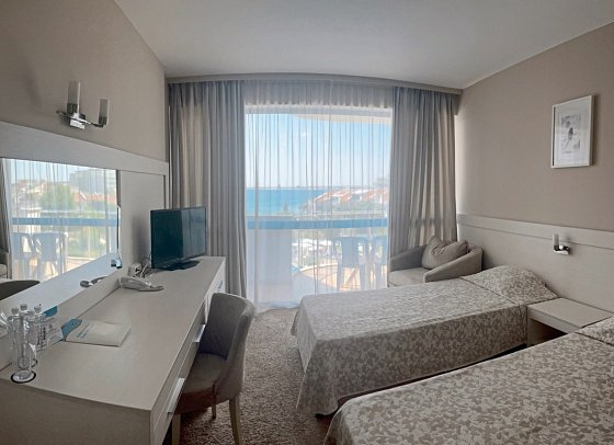 Sineva Beach - Wohnbeispiel Doppelzimmer seitl. Meerblick (Zimmercodierung DBN)