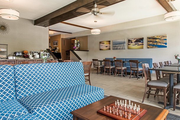 The Black Swan Lee - Lenox, an Ascend Collection Hotel