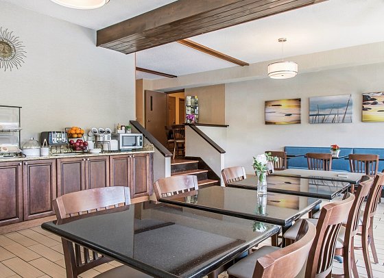 The Black Swan Lee - Lenox, an Ascend Collection Hotel