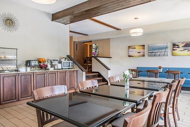 The Black Swan Lee - Lenox, an Ascend Collection Hotel