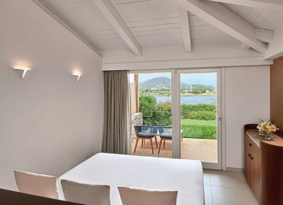 Baia di Chia Resort Sardinia, Curio Collection by Hilton - Wohnbeispiel King Deluxe Zimmer Lagunen Blick