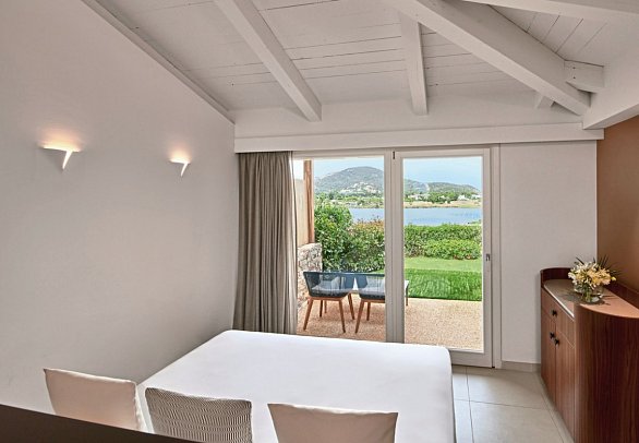 Baia di Chia Resort Sardinia, Curio Collection by Hilton - Wohnbeispiel King Deluxe Zimmer Lagunen Blick