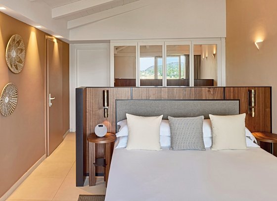 Baia di Chia Resort Sardinia, Curio Collection by Hilton - Wohnbeispiel King Deluxe Zimmer Lagunen Blick