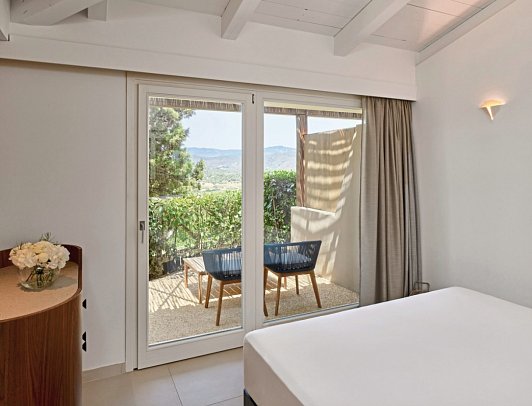 Baia di Chia Resort Sardinia, Curio Collection by Hilton - Wohnbeispiel King Deluxe Zimmer