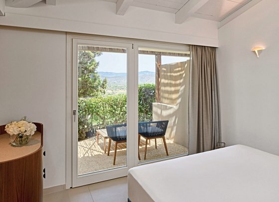 Baia di Chia Resort Sardinia, Curio Collection by Hilton - Wohnbeispiel King Deluxe Zimmer