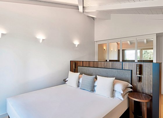 Baia di Chia Resort Sardinia, Curio Collection by Hilton - Wohnbeispiel King Deluxe Zimmer