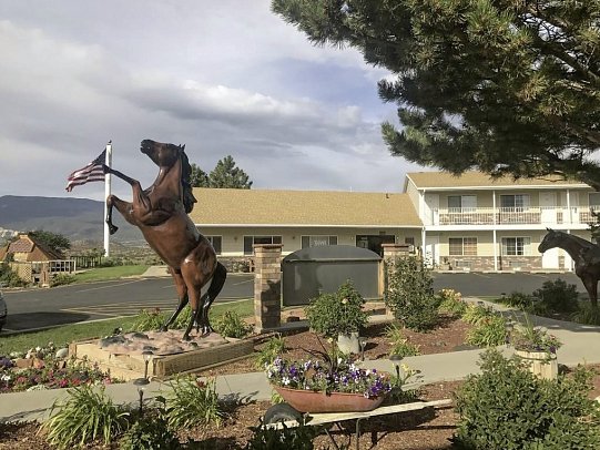 Broken Spur Inn & Steakhouse