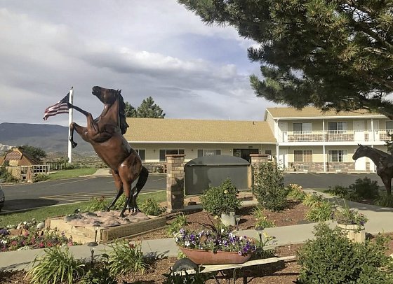 Broken Spur Inn & Steakhouse