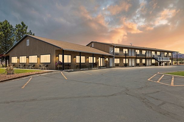 Broken Spur Inn & Steakhouse