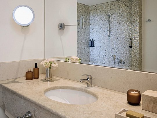 Grecotel Eva Palace - Badbeispiel Bungalow Junior Suite Sea View (Zimmercodierung BBM)