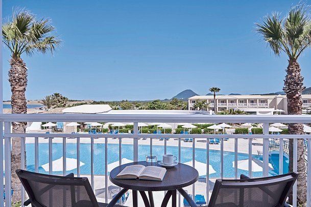 Sandy Beach Resort - Wohnbeispiel Doppelzimmer seitl. Meerblick (Zimmercodierung D1N)