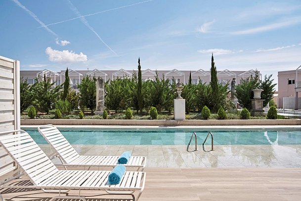 Sandy Villas Resort - Wohnbeispiel Doppelzimmer Superior Swim-Up (Zimmercodierung DSQ)