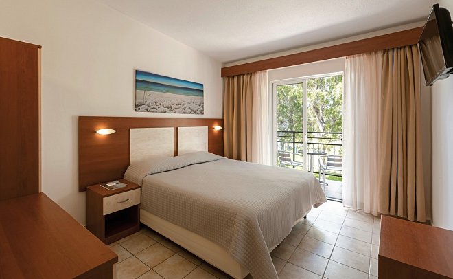 Mitsis Messonghi Beach Hotel - Wohnbeispiel Doppelzimmer Gartenblick (Zimmercodierung DBG)