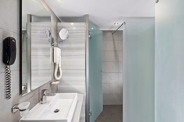 Sentido Apollo Palace - Badbeispiel Doppelzimmer Gartenblick (Zimmercodierung DB4)