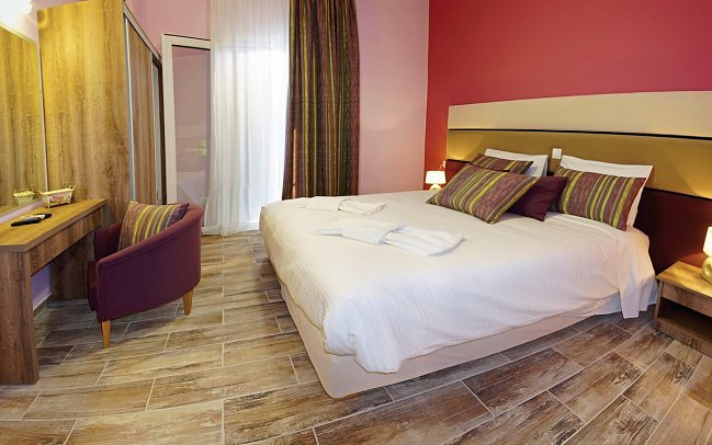 Villa & Apartments Sissy - Wohnbeispiel Apt. 1 Schlafzimmer Meerblick (Zimmercodierung A2M)