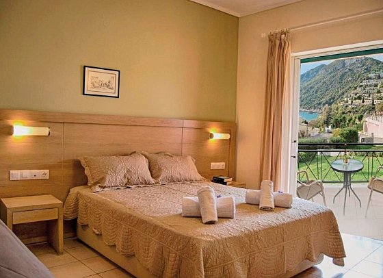 Philoxenia - Wohnbeispiel Doppelzimmer Economy seitl. Meerblick (Zimmercodierung DEN)