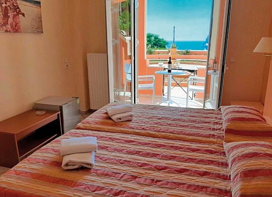 Philoxenia - Wohnbeispiel Doppelzimmer Economy seitl. Meerblick (Zimmercodierung DEN)