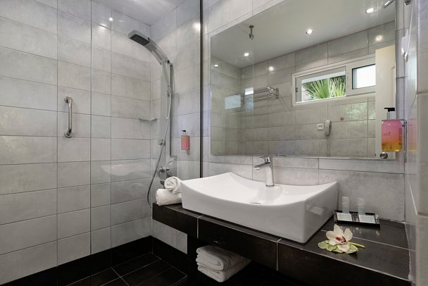 Mareblue Beach Corfu Resort - Bad Doppelzimmer Gartenblick (Zimmercodierung DBG/DP1)