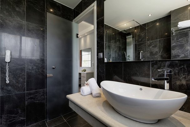 Mareblue Beach Corfu Resort - Bad Doppelzimmer Deluxe Gartenblick (Zimmercodierung DDG)